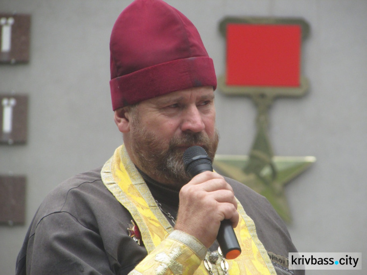 В Кривом Роге замкомбата стал на колени перед родственниками погибших под Иловайском (ФОТО)