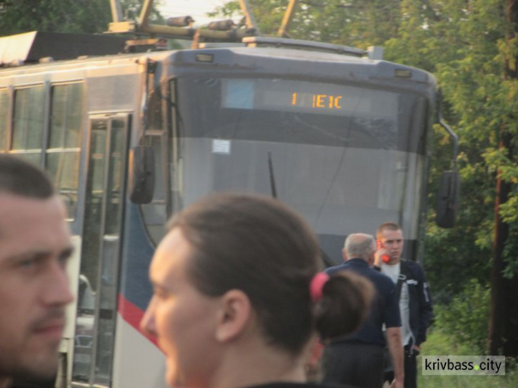 В Кривом Роге отчаявшиеся жильцы перекрыли движение в двух районах города, требуя восстановить электроснабжение (фото)