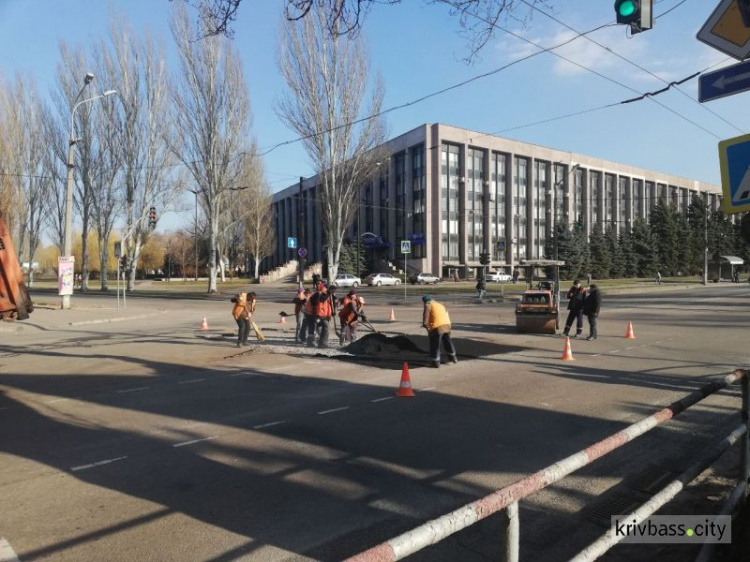 В Кривом Роге ограничено движение транспорта из-за ремонтных работ на дорогах ( фотофакт)