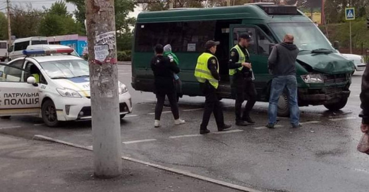 В Терновском районе Кривого Рога столкнулась маршрутка с легковым автомобилем (фото)