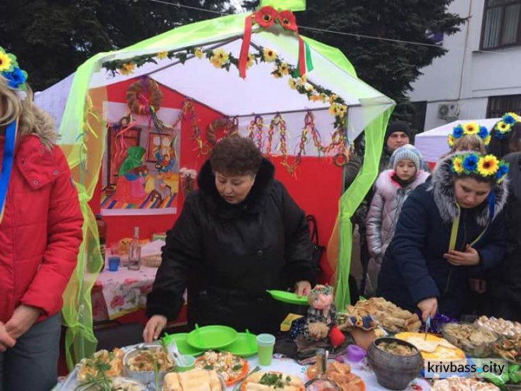 В Покровском районе Кривого Рога отмечали Масленицу народными гуляньями и с традиционными блинами (ФОТО)