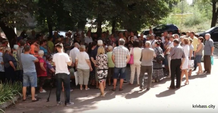 «Амбулаторный митинг»: в Кривом Роге протестовали против закрытия медучреждения (ФОТО)