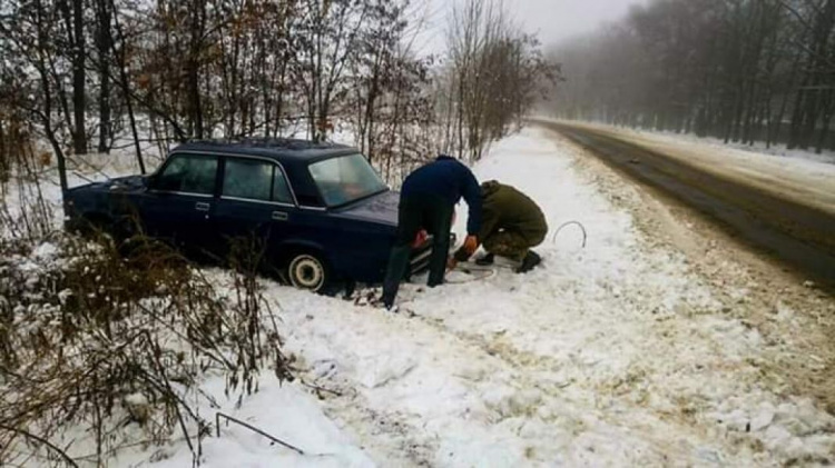 Нацгвардейцы из Кривого Рога помогли пострадавшим в ДТП (фото)