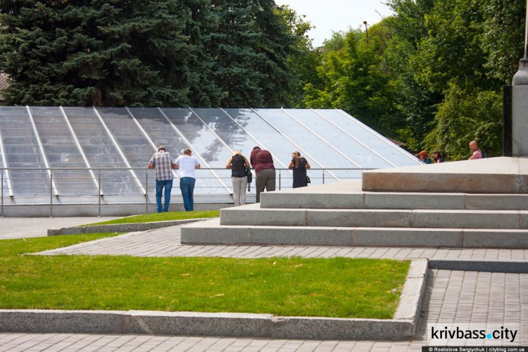 «Сочный» газон, удобные лавочки, подсветка: как выглядит обновленный сквер возле криворожской школы искусств (ФОТО)