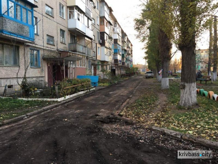 В Кривом Роге продолжают приводить в порядок межквартальные дороги (ФОТО)