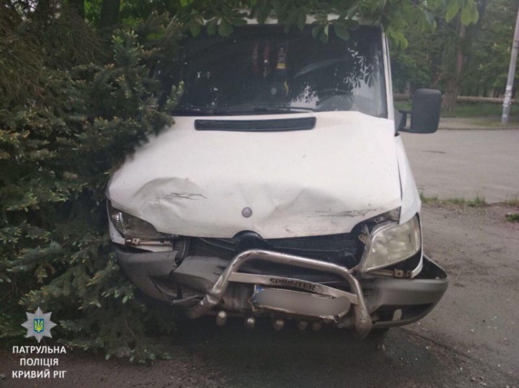 В Кривом Роге автомобиль вылетел на обочину и снес дорожный знак (фото)