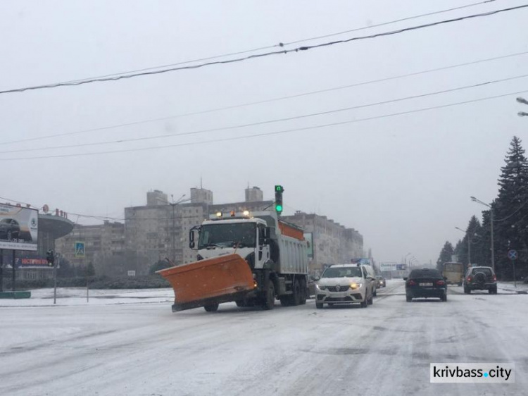 В Кривом Роге с утра задействованы 26 единиц техники для расчистки дорог (ФОТО)