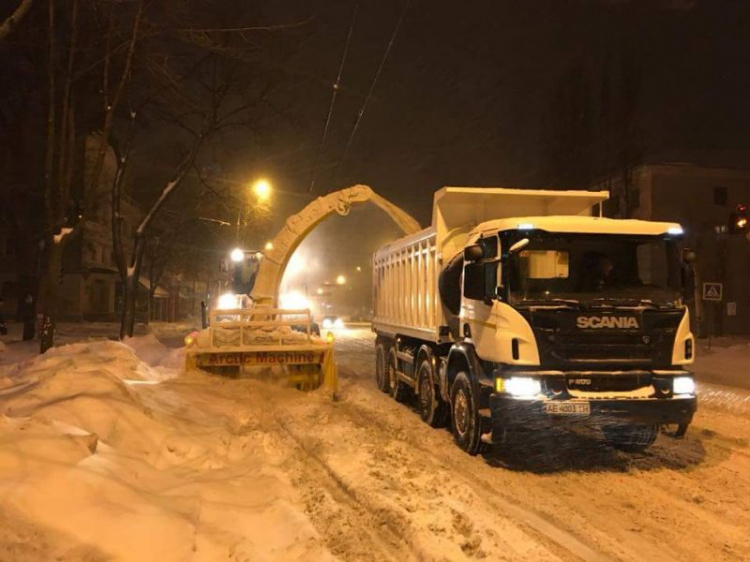 В Кривом Роге дороги обработали противогололедной смесью: за сутки потратили 472 тонны материала