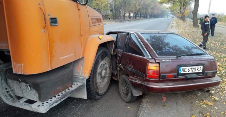 В Кривом Роге на Никопольском шоссе грузовик врезался в легковушку с младенцем (ФОТО)