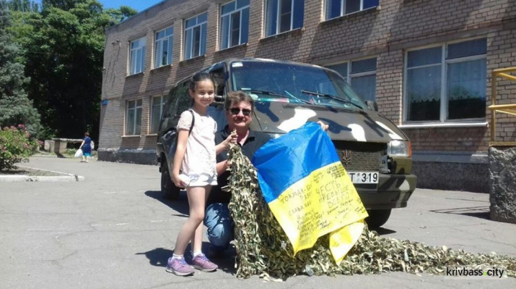 В Кривом Роге дети на каникулах плетут сетки для бойцов ООС