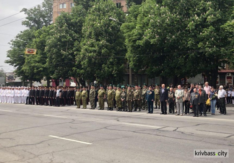 Жители Кривого Рога приняли участие в торжественном параде на проспекте Мира (ФОТО)