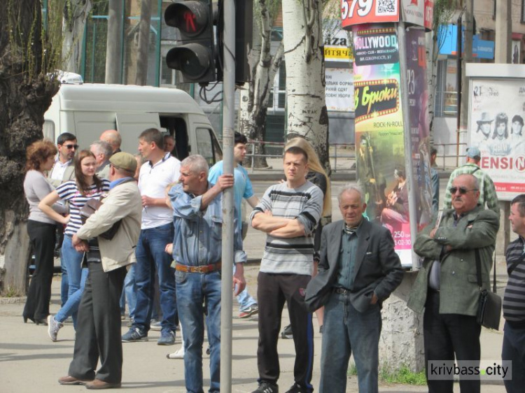 В Кривом Роге проводят следственный эксперимент на месте жуткого ДТП, а жители несут цветы(ФОТО)