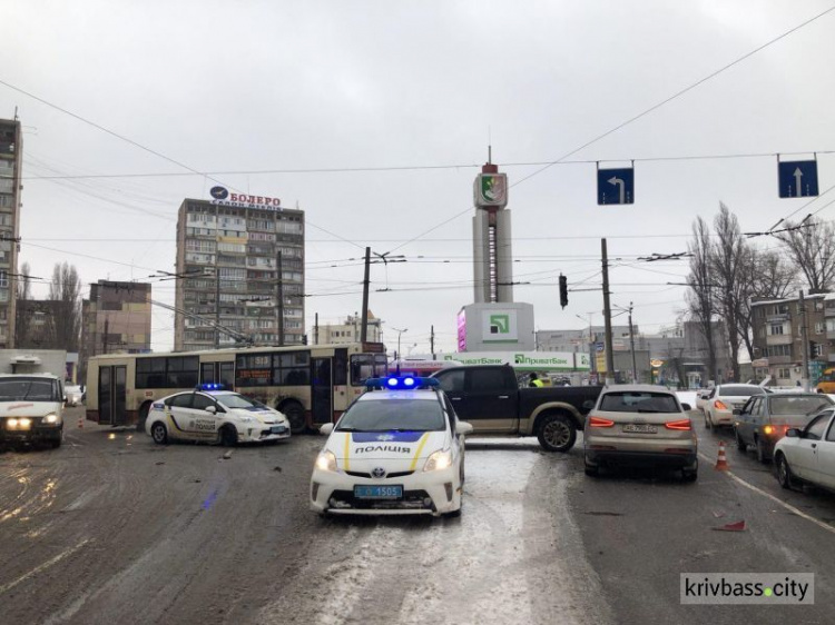 В центре Кривого Рога иномарка «подрезала» троллейбус и спровоцировала пробки (ФОТО)