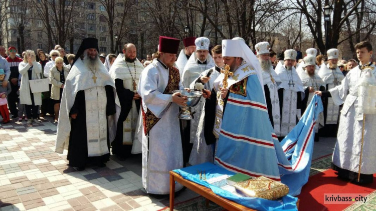 В Кривом Роге прошло торжественное открытие скульптуры (ФОТОРЕПОРТАЖ, ВИДЕО)