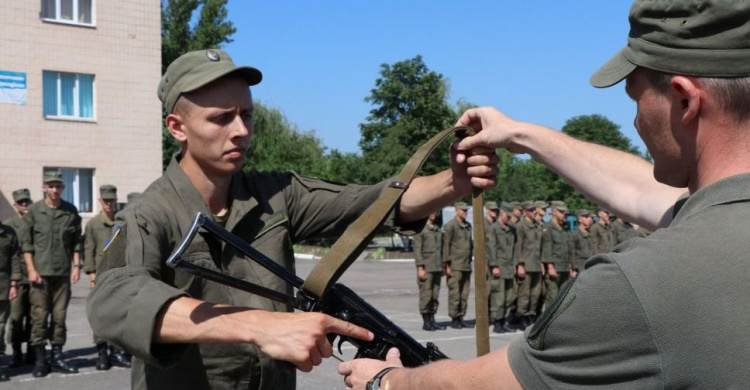 В Кривом Роге нацгвардейцам вручили личное оружие (фото)