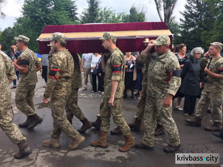 В Кривом Роге в последний путь провели бойца АТО Анатолия Мельникова (ФОТО)