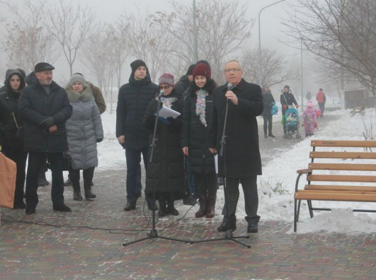 В Кривом Роге в одном из микрорайонов завершена реконструкция сквера (фото)