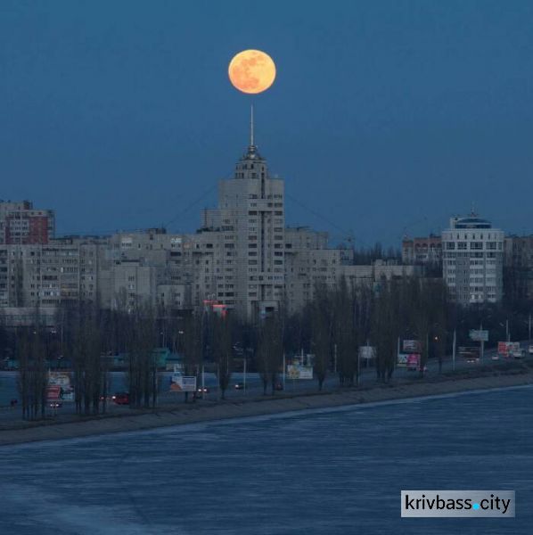 Криворожане сегодня смогут увидеть единственное Суперлуние в году