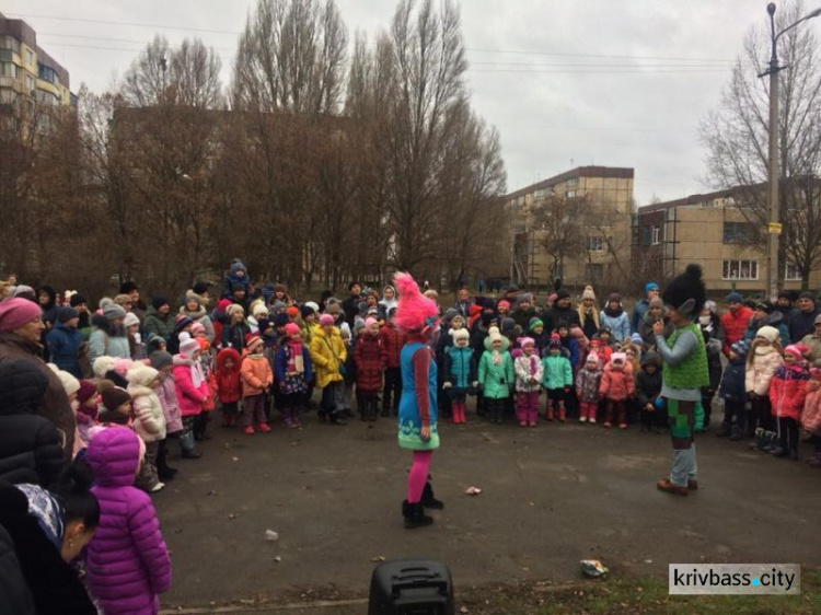 В микрорайоне Восточный-1 в Кривом Роге открылась новогодняя ёлка (ФОТОФАКТ)