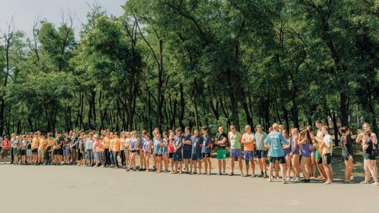 В Кривом Роге ко Дню молодежи прошли спортивные соревнования по волейболу (фото)