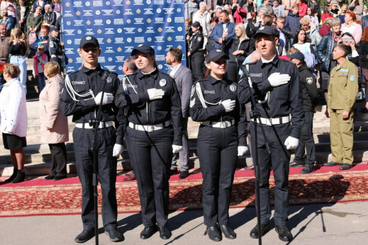 В Кривом Роге курсанты и студенты получили погоны и студенческие билеты (ФОТО)