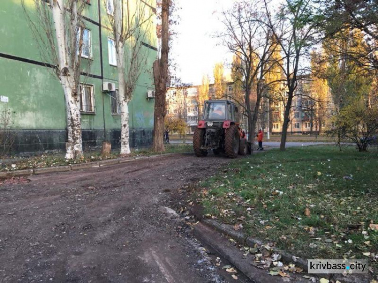 В Кривом Роге продолжают приводить в порядок межквартальные дороги (ФОТО)