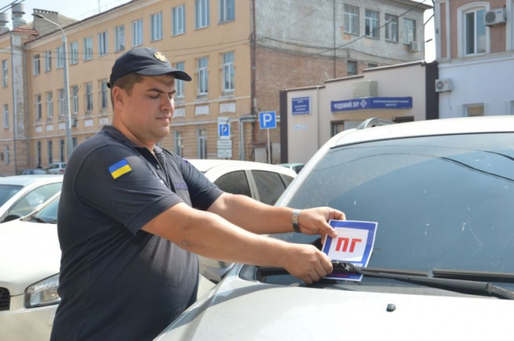 Спасатели призвали криворожан не парковать авто возле пожарных гидрантов (фото, видео)