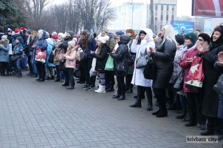 В Кривом Роге торжественно открыли обновленную площадь Адмирала Головко (фото)