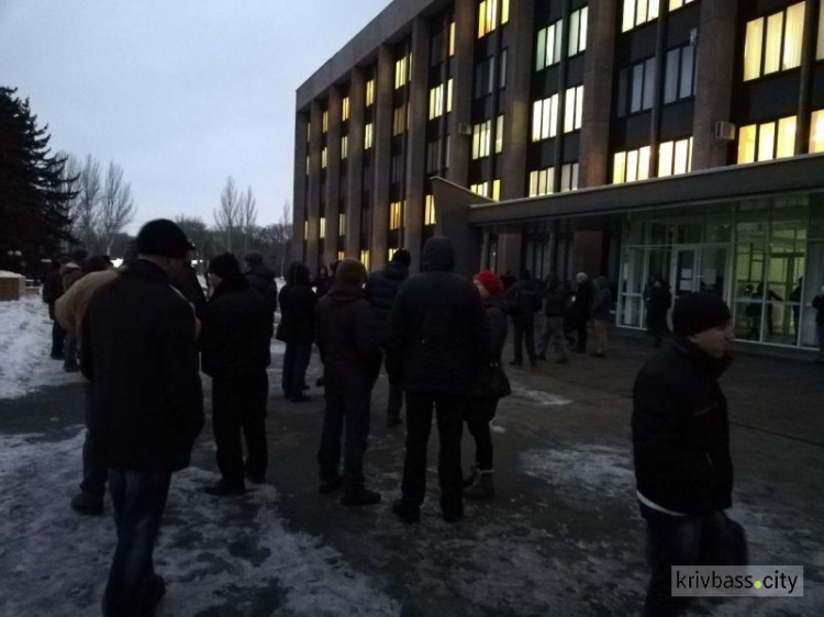 В Кривом Роге жители в знак протеста против подорожания проезда в маршрутках перекрыли дорогу (фото)