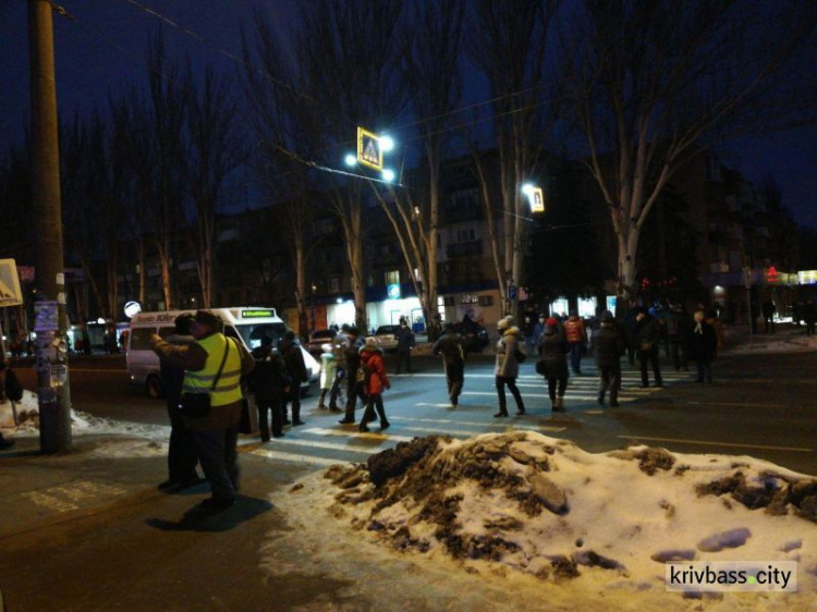 В Кривом Роге жители в знак протеста против подорожания проезда в маршрутках перекрыли дорогу (фото)