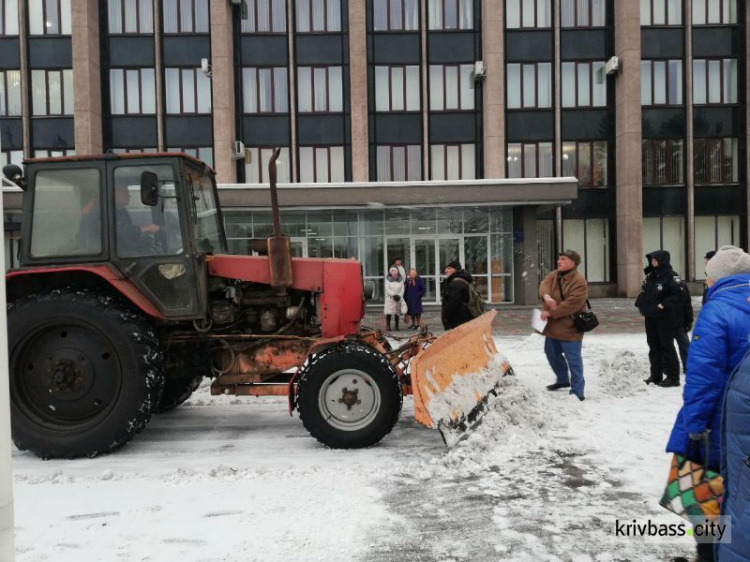 Ситуация накаляется: в Кривом Роге митингующих у стен горисполкома хотели счистить трактором (фото, видео)