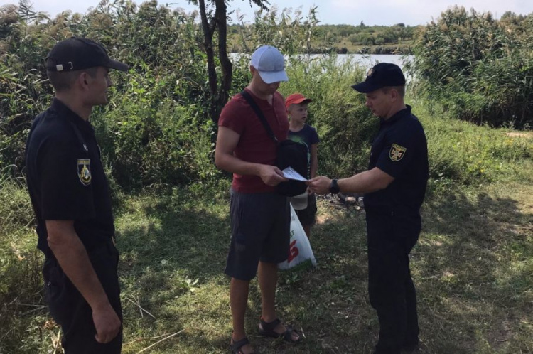 Спасатели провели профилактическую беседу с отдыхающими криворожанами 