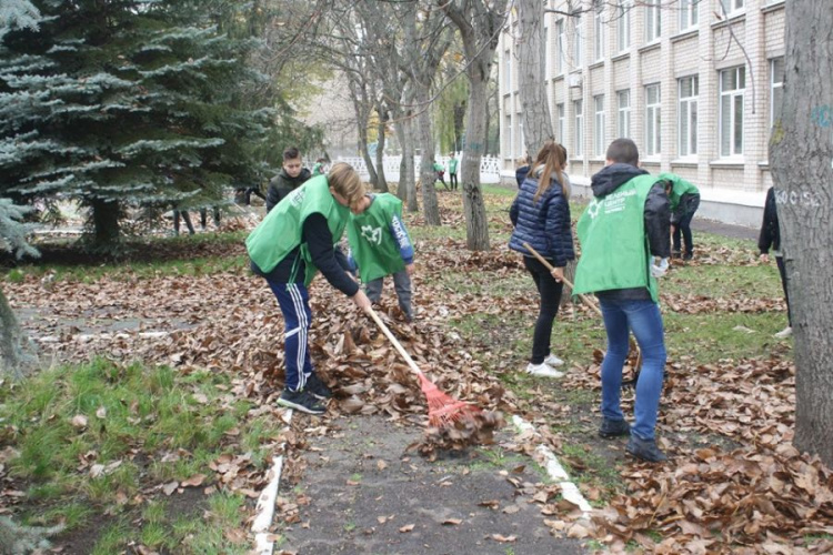 Весело, дружно и с угощениями: в одной из Криворожских школ провели традиционную толоку (фото)