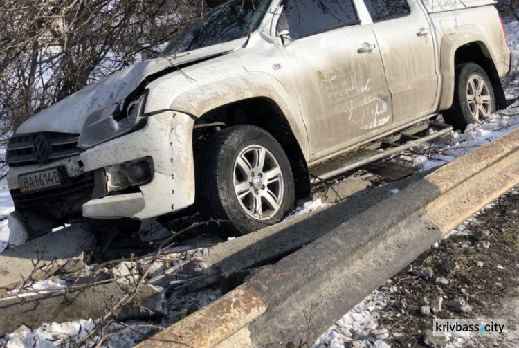 Авария в Кривом Роге: внедорожник вылетел в кювет и свалил столб (ФОТО)