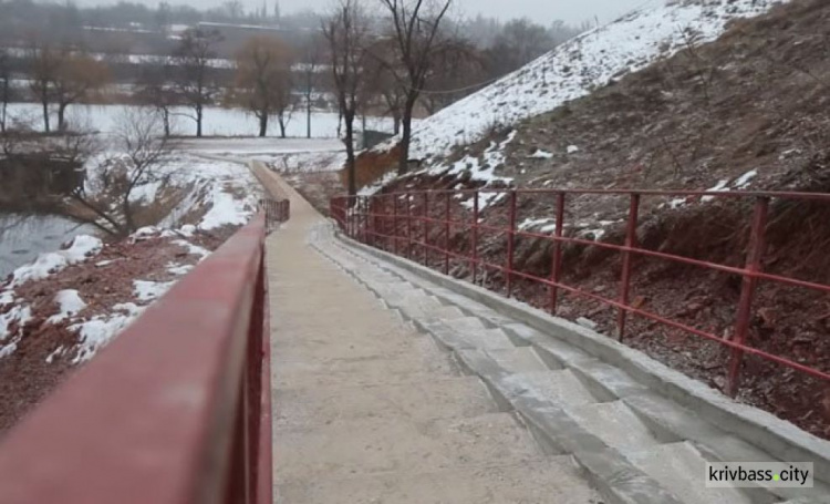 В Кривом Роге завершено строительство нового лестничного спуска на скалах МОПРа (фото)