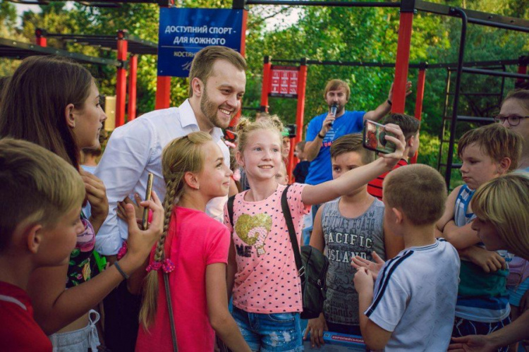 На Карачунах открыли обещанную спортплощадку для всей семьи (фото)