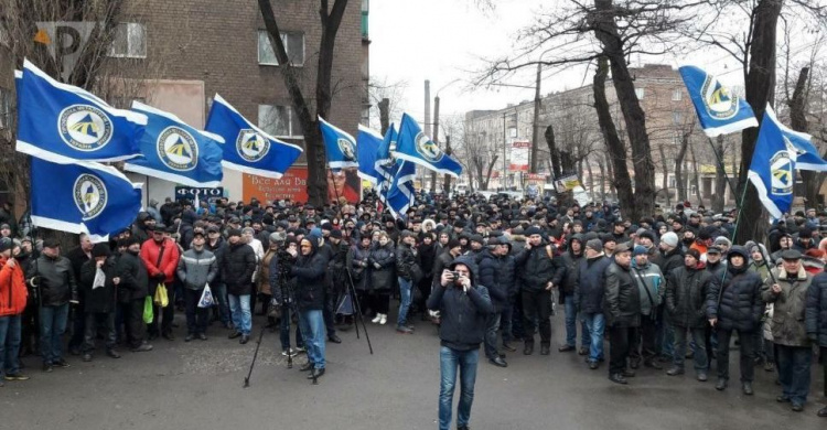 Требования, профсоюзы, обещания: в Кривом Роге прошел митинг за повышение зарплат