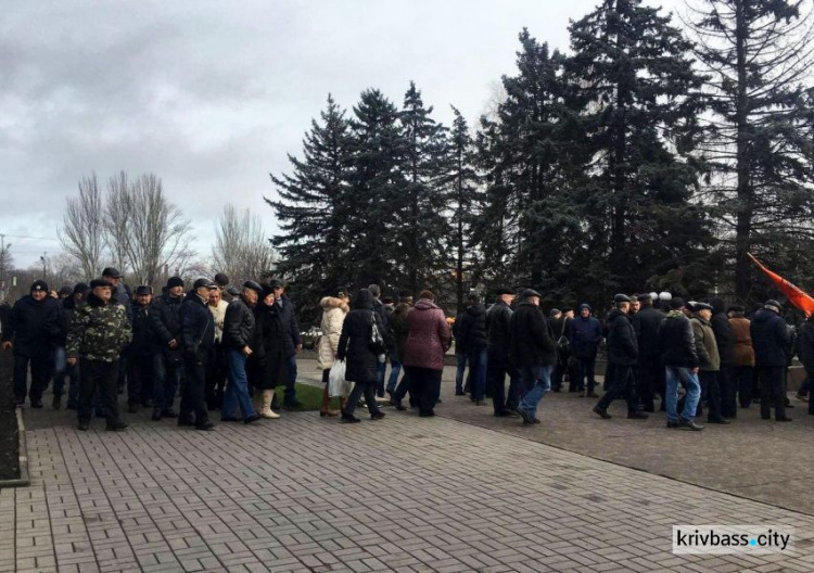 Пенсия пропорциональная коммуналке: c таким лозунгом на митинг в Кривом Роге вышло около ста протестующих (ФОТО)