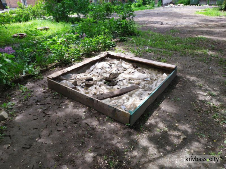 В Кривом Роге жильцы воюют с домоуправителем за возвращение детской радости (фото)