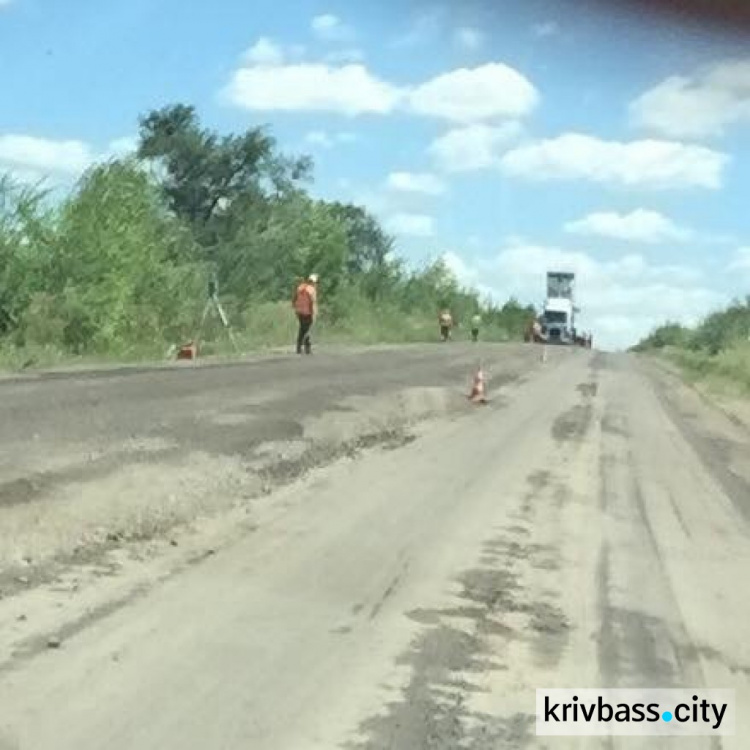 Фотофакт: как ремонтируют трассу Кривой Рог-Днепр