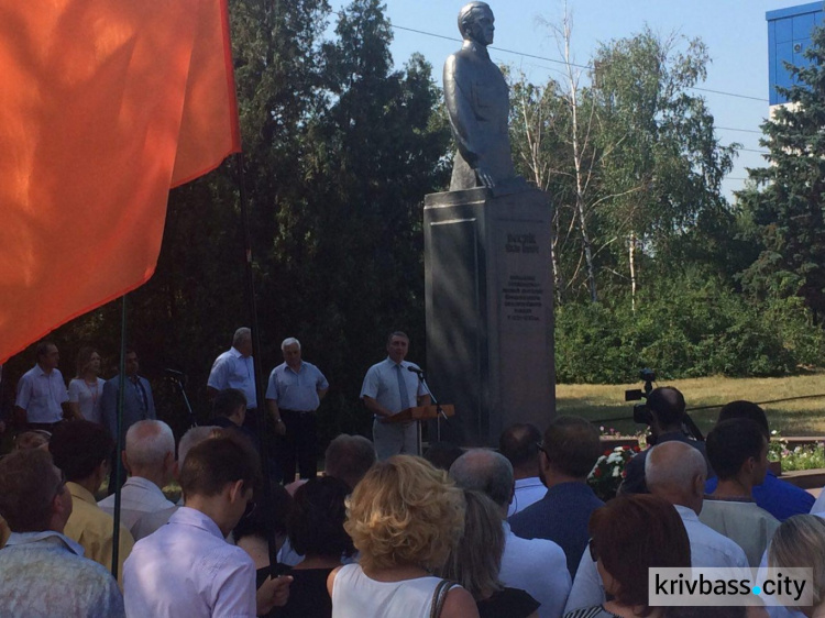 В Кривом Роге прошел торжественный митинг ПАО "АрселорМиттал Кривой Рог" (ФОТО)