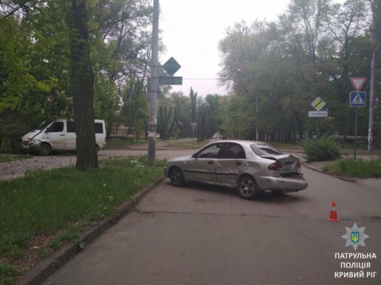 В Кривом Роге автомобиль вылетел на обочину и снес дорожный знак (фото)