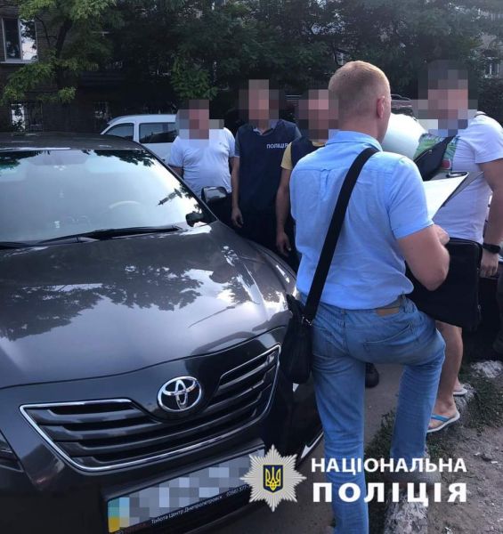 На Днепропетровщине чиновники из Госпродпотребслужбы попались на взятке (фото)