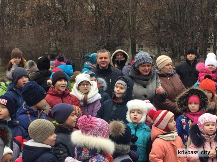 В микрорайоне Восточный-1 в Кривом Роге открылась новогодняя ёлка (ФОТОФАКТ)