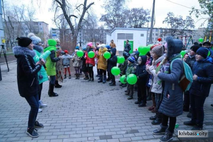 Еще один двор Ингулецкого района Кривого Рога стал ярким и красивым (ФОТОРЕПОРТАЖ)