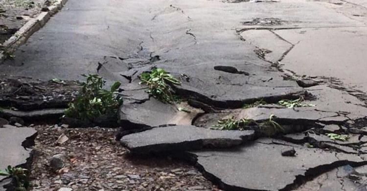 В Кривом Роге на одной из улиц после бури просел асфальт (фотофакт)