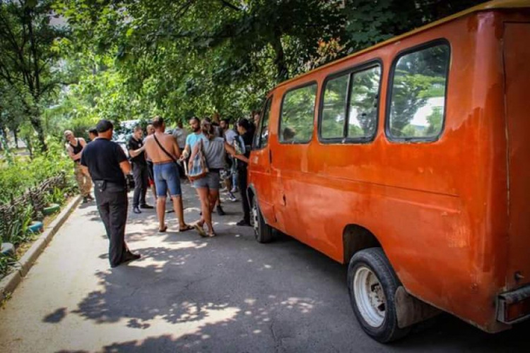 В Кривом Роге бдительные граждане обнаружили автомобиль с запрещенной символикой (ФОТО)