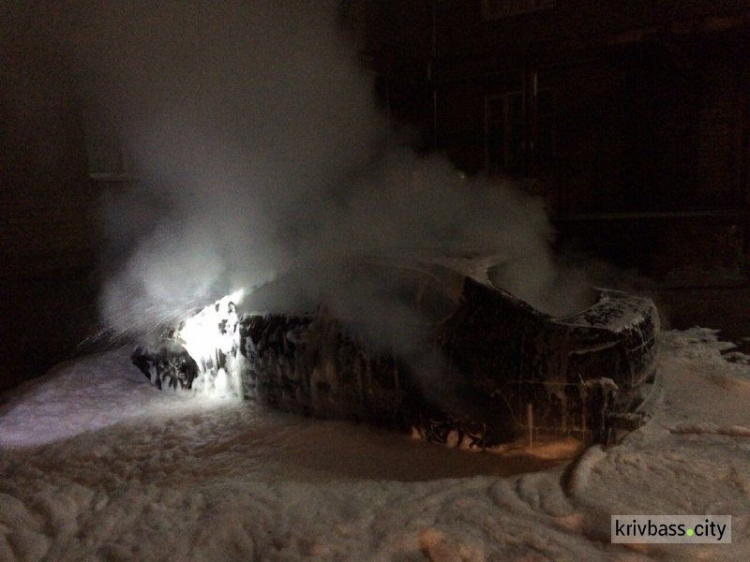 В Кривом Роге загоревшийся автомобиль повредил окна и фасад балкона дома (ФОТО)