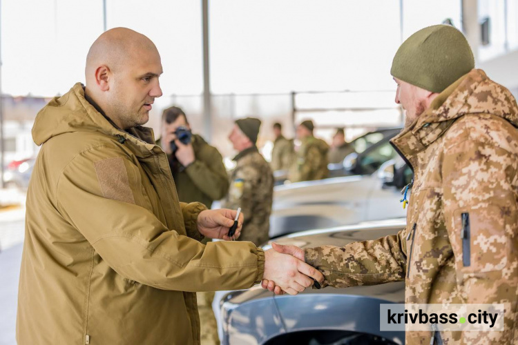 Подарунок до Дня добровольця: тероборонівці Дніпропетровщини отримали нові пікапи