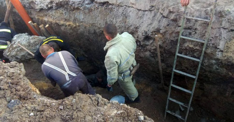 Обвал грунта на Днепропетровщине: ремонтники оказались под завалами (видео)